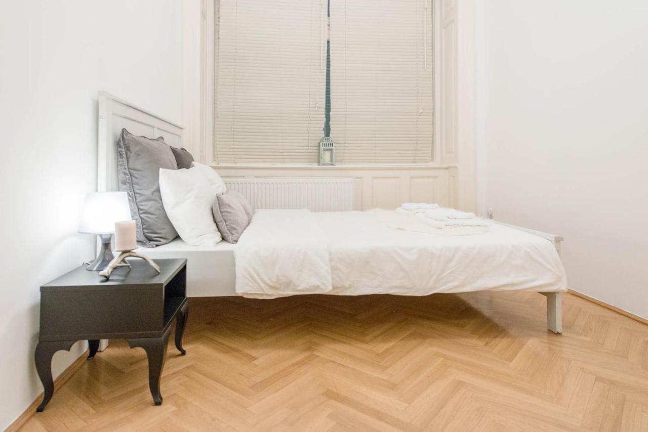 Bourgeois Elegance In The Heart Of 부다페스트 외부 사진